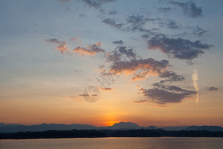 湖边天空和山峰图片