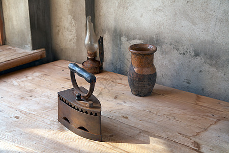 旧的铁 油灯和桌子上的罐头水泥熨烫水壶家政家庭工具静物家务金属阳光图片