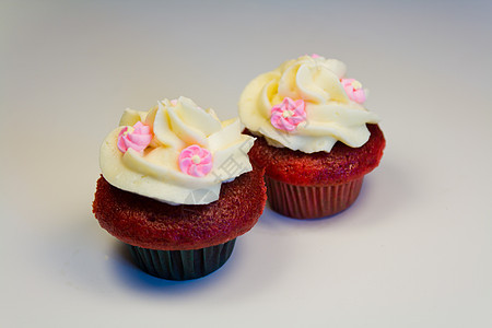 红丝绒纸杯蛋糕天鹅绒烘焙甜食甜点饮食红色白色水平蛋糕食物图片