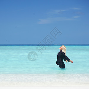 从事海洋商业的妇女金发女郎阳光工作假期热带女士蓝色海滩晴天微笑图片