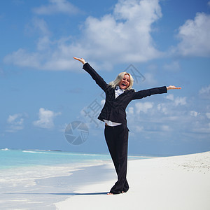 海洋海岸上快乐的女商务人士旅行天空阳光热带蓝色女士微笑女孩假期海浪图片