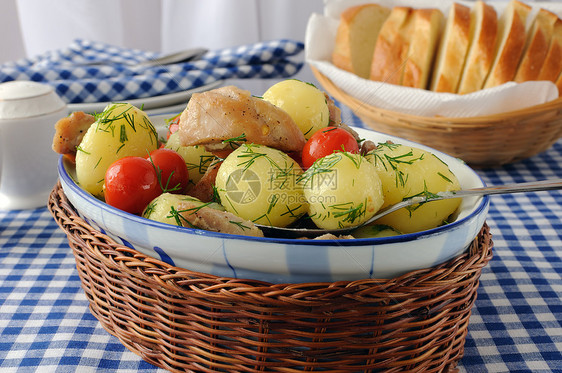 用鸡肉和番茄烤土豆蔬菜午餐餐饮装饰糖类土豆风格健康饮食沙拉盘子图片