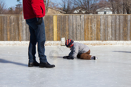 父亲教儿子如何滑冰播放父母学习晴天家庭冬装教学男性爸爸溜冰场图片