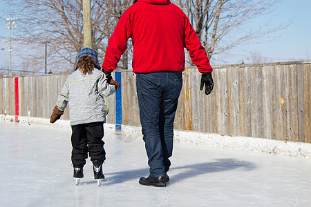 父亲教女儿如何溜冰滑冰播放活动乐趣孩子平衡男性时间晴天两个人爸爸图片