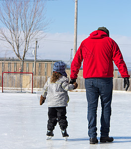 父亲教女儿如何溜冰滑冰爸爸活动家庭两个人平衡女孩成人时间播放男性图片