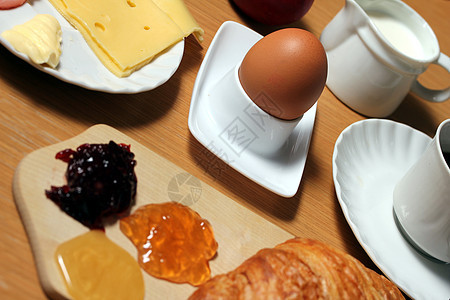 早餐桌李子糕点勺子牛奶橙子咖啡面包香肠羊角食物图片