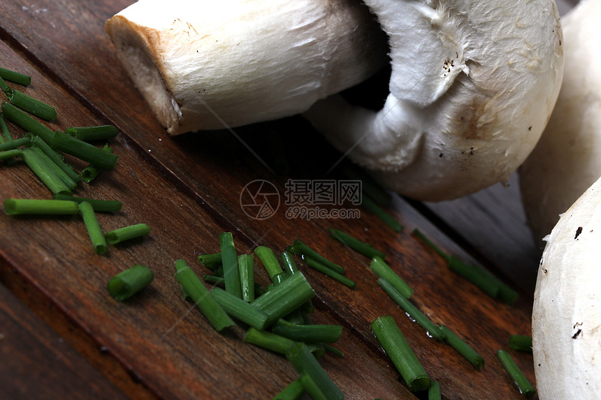 新鲜白色鲜白蘑菇美食团体食物健康蔬菜收获韭菜木头图片