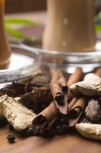 马萨拉沙伊红茶牛奶时间香菜树叶叶子小豆蔻肉桂礼仪茶杯背景图片