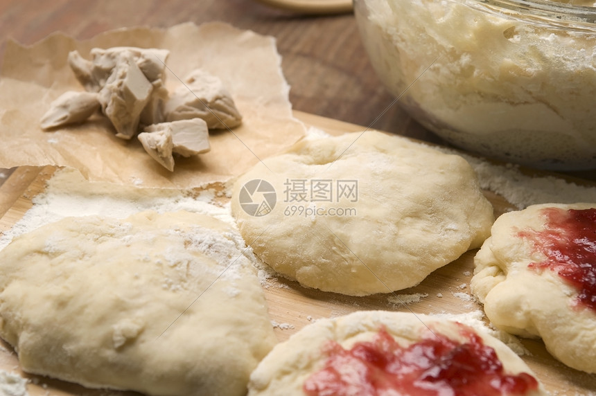木板上加了玛瓜食谱盘子浆果营养粉末滚动面包烘烤家务烹饪图片