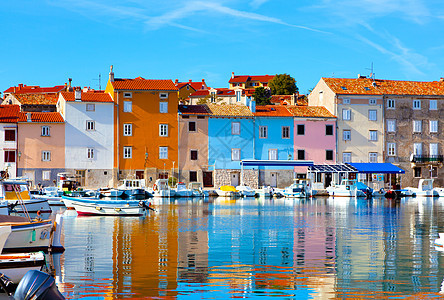 克罗地亚诺维格勒的旧伊斯特里安镇游艇天空蓝色景观城市港口建筑学航海血管建筑图片