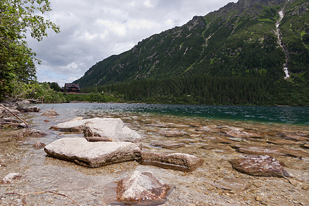 在岸边的岩石上风景乡村天空巨石高地海岸石头蓝色场景绿色图片