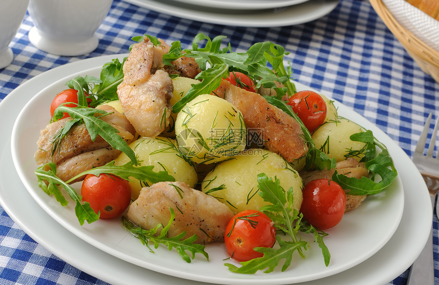 土豆煮鸡肉和番茄自助餐部分装饰茴香烹饪美食刀具蔬菜餐饮平衡图片