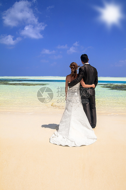 新新娘和新郎在热带沙滩上图片