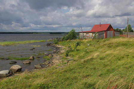 俄罗斯北部村庄旅行小屋海岸线场景风景森林树木海滩天空图片