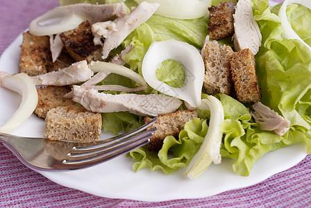 新鲜蔬菜和母鸡肉的创意沙拉油炸白色盘子美食菜单鸡肉洋葱绿色咖啡店产品图片