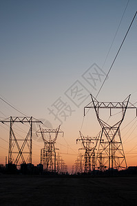 日落时电输电塔电平极电能环境线路电力活力电气高压天空电线电网图片