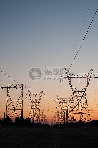 日落时电输电塔电平极电能环境线路电力活力电气高压天空电线电网图片
