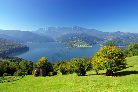 山区和湖泊委员会树木风景高地全景乡村天空季节绿色旅行蓝色图片