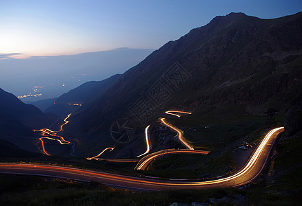 山上公路夜间交通图片