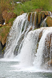 Krka河瀑布石头瀑布环境峡谷公园绿色森林岩石蓝色地标图片