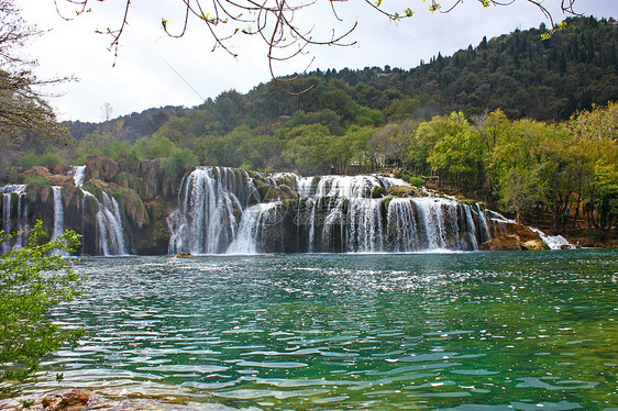 Krka河瀑布峡谷绿色瀑布公园环境国家地标岩石石头蓝色图片