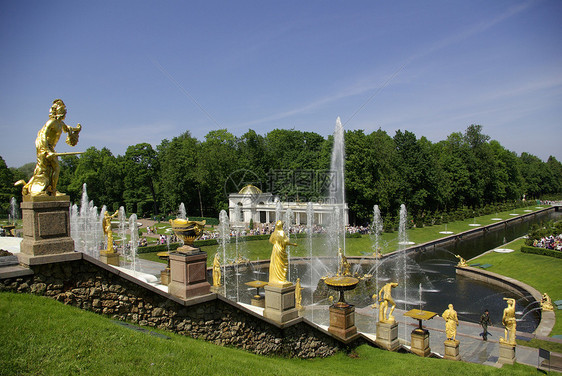 俄罗斯彼得霍夫的不老泉公园花园阳光身体金子雕塑旅行历史假期公司图片