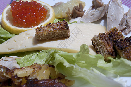 新鲜海鲜海鲜和母鸡肉的创意沙拉图片