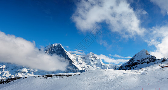滑坡斜坡房子阳光滑雪滑雪者蓝色顶峰天空阴影闲暇图片