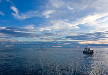 海上日落地平线风景阳光天空海景水域反射热带岛屿场景图片