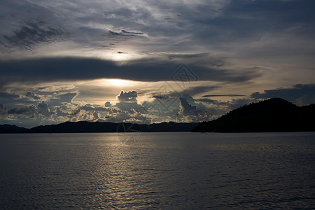 海上日落热带岛屿天空海景风景水域地平线旅行场景反射图片