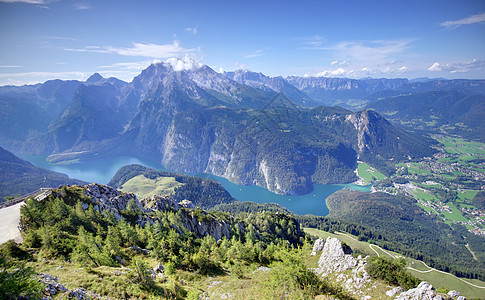 德国科尼格西湖悬崖海岸植物旅游蓝色游客假期森林反射山峰图片