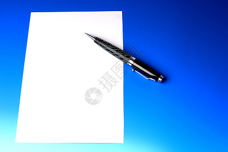现代美丽的笔和白色纸页 深蓝色背景的黑色蓝底图片