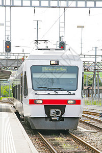 瑞士洛桑平台站的火车车列车驶抵瑞士图片