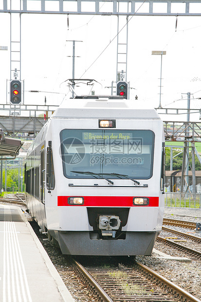 瑞士洛桑平台站的火车车列车驶抵瑞士图片