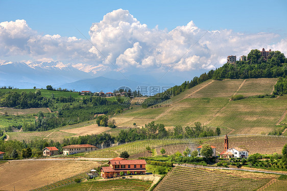 皮埃蒙特山在春天 意大利北部图片