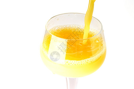 白色背景的玻璃杯中鲜亮黄色橙子汁图片