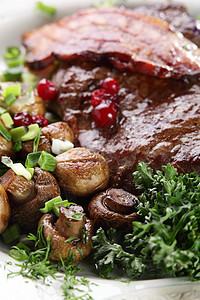 带有蘑菇的肉土豆浆果餐厅美食盘子猪肉沙拉牛扒蔬菜食物图片