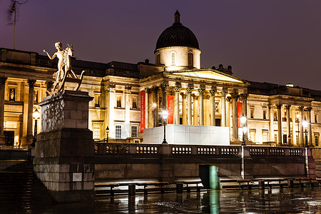 伦敦夜间国家美术馆和Trafalgar广场 单位正方形天空画廊建筑艺术旅行景观反射圆顶博物馆图片