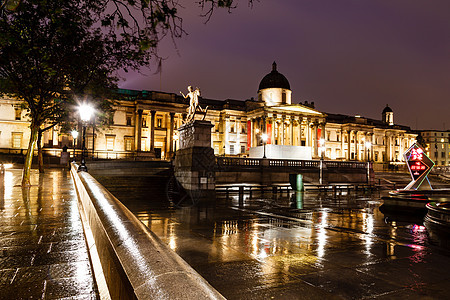 伦敦夜间国家美术馆和Trafalgar广场 单位反射英语博物馆圆顶雕像楼梯画廊天空历史性王国图片