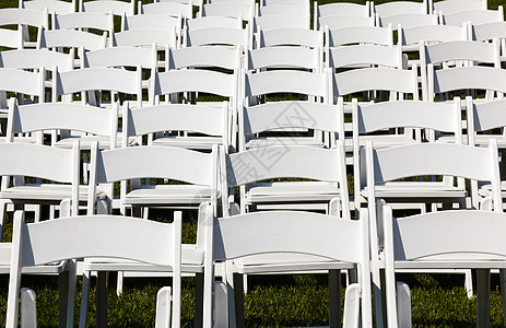 为婚礼设置的木制椅子行庆典音乐会派对接待晴天草地木头仪式环境阳光背景图片