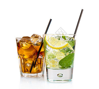 两杯新鲜鸡尾酒玻璃绿色酒精薄荷叶子黄色饮料苏打冰块反射图片