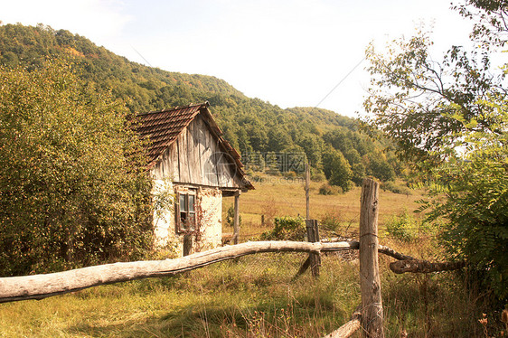 被遗弃的旧旧房屋住宅古董木头传统建筑学风化国家栅栏农村财产图片