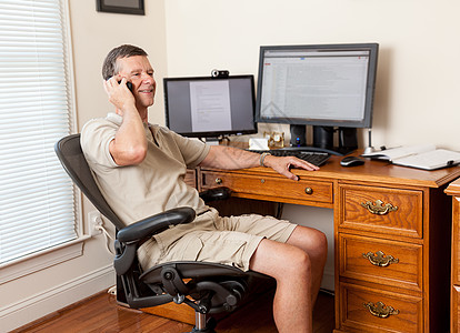 在家庭办公室工作的男性年长者婴儿顾问一代房间人士电话办公商业工作站男人图片