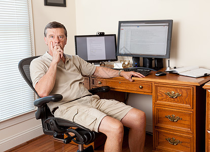 在家庭办公室工作的男性年长者电脑一代桌子中年退休思维男人成人微笑思考图片