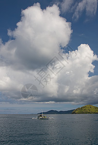 菲利平海的渔船蓝色航海旅游海岸线热带风景场景白色天空旅行图片