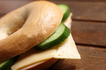 新鲜奶酪和火腿面包圈牛奶美食包子小吃早餐圆形黄瓜木头熟食午餐图片