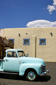 新墨西哥Adobe建筑卡车图片