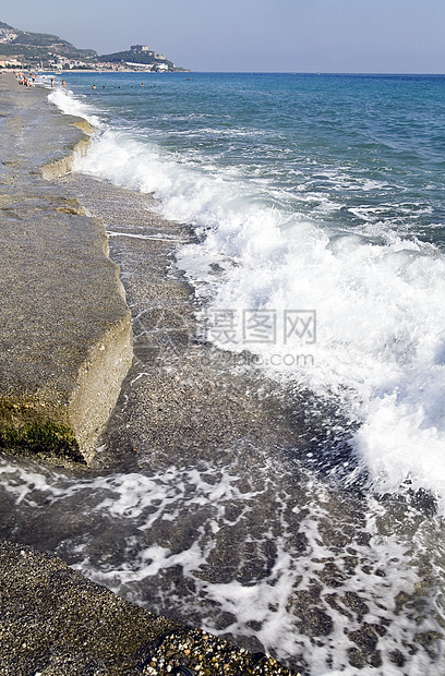 和蓝色泡沫海浪所生的图片