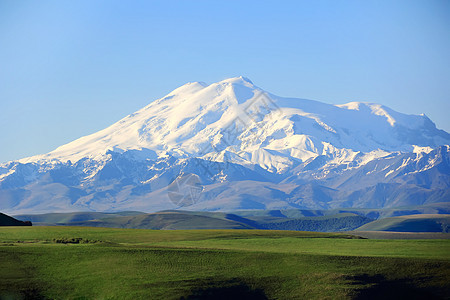 欧洲最高的厄尔布鲁士峰爬坡风景全景木头森林荒野土地下雪冷冻旅行图片