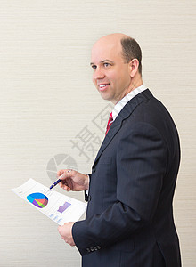 带着证件的笑脸生意人手势职业企业家男性管理人员微笑商务报告正装白领图片